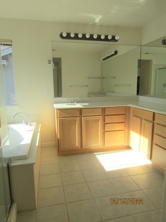 Building Photo - Great 3 bed 2.5 bath single family home in Windsor! Brand New Flooring and Paint!