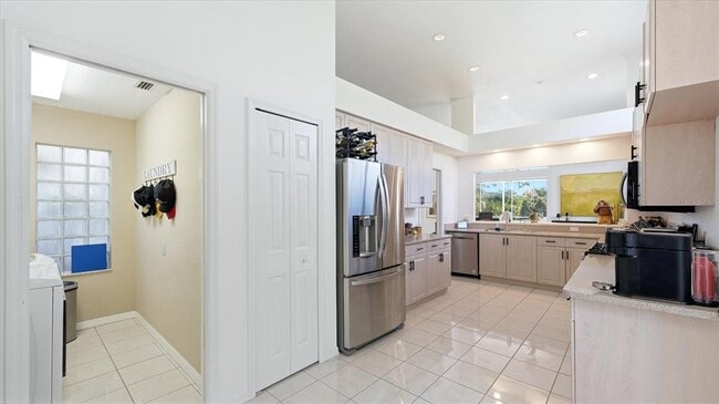 Building Photo - 8009 Hampton Ct