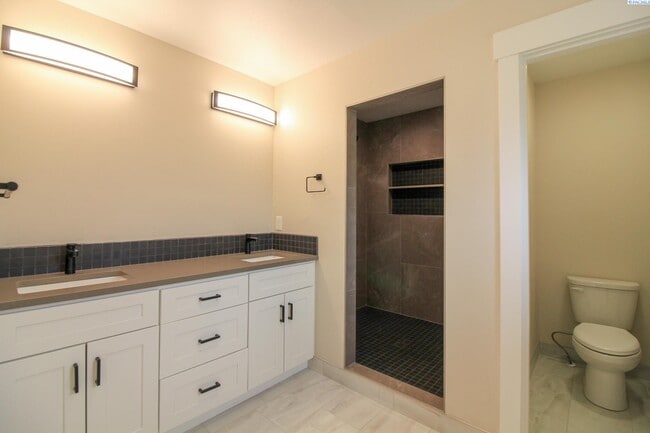 Building Photo - 5 Bed/3 Bath House in Kennewick Canyon Lakes