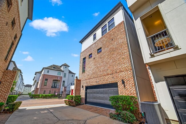 Building Photo - 9413 Fannin St