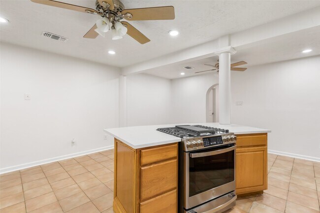 Building Photo - 22595 Pineridge Dr