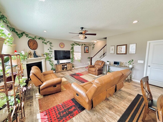 Building Photo - Solar Home!  Beautiful 4bed/3bath Single Family Home in Shakopee