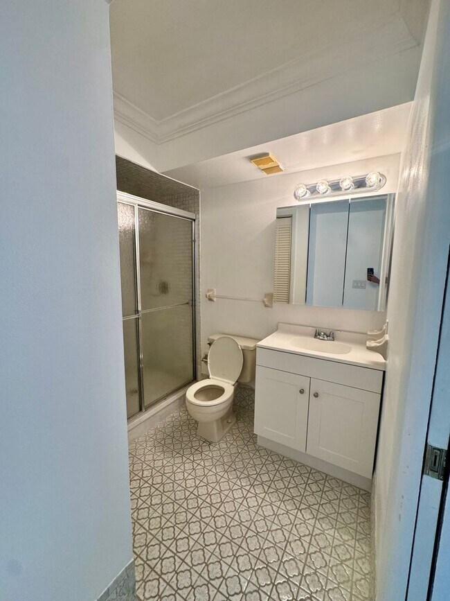 Building Photo - Live the ultimate beachside lifestyle!