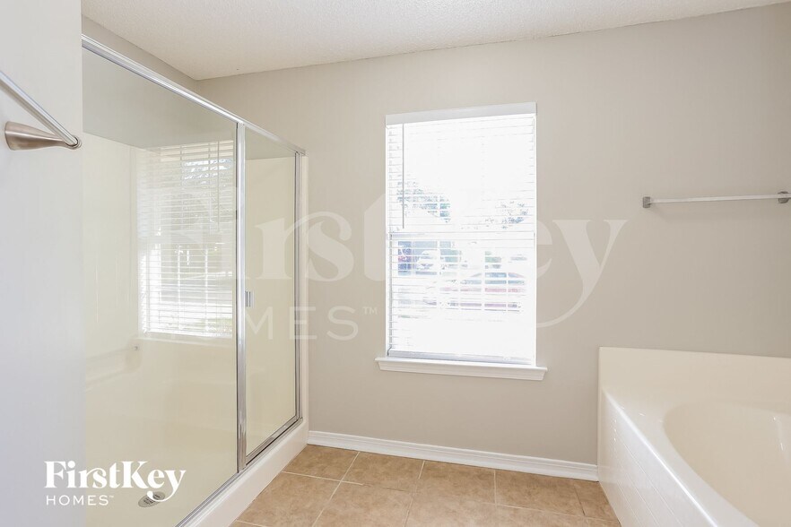 Building Photo - 2801 Cross Creek Dr