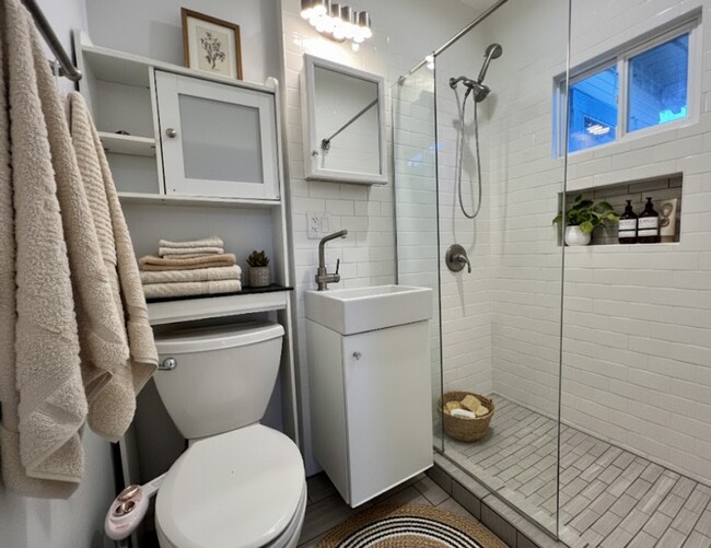 Building Photo - North Park Cottage! LARGE ENCLOSED PRIVATE BACKYARD! Washer & Dryer! Assigned Parking!