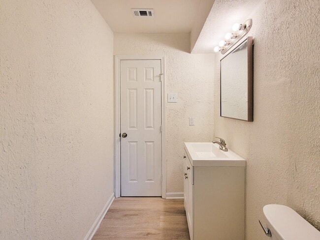 Building Photo - 6 Sowell Ln