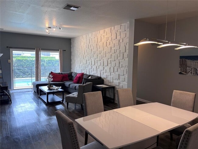 Building Photo - 8121 Fan Palm Way