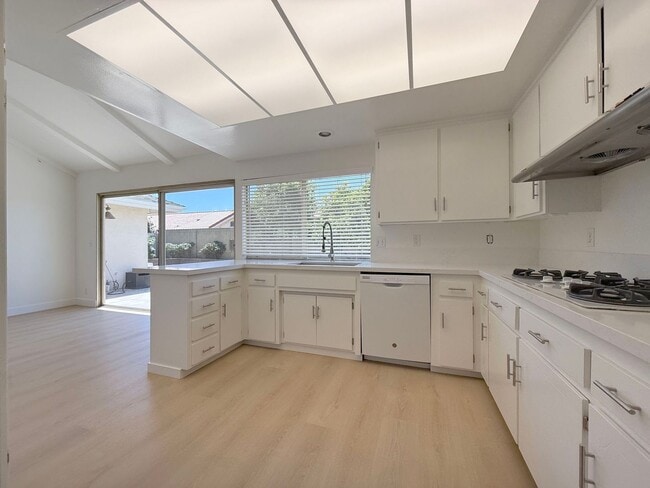 Building Photo - Costal Living - Pride of Ownership Neighbo...