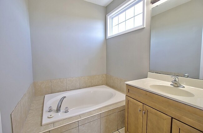 Building Photo - 127 Davila St