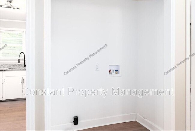 Building Photo - 489 Forest Ave