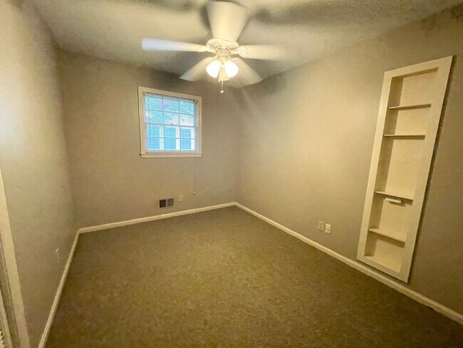 Building Photo - Forest Acres Home