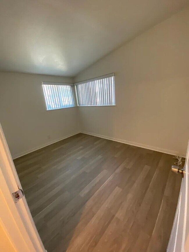 Building Photo - Central costa Mesa 5 bdrm home