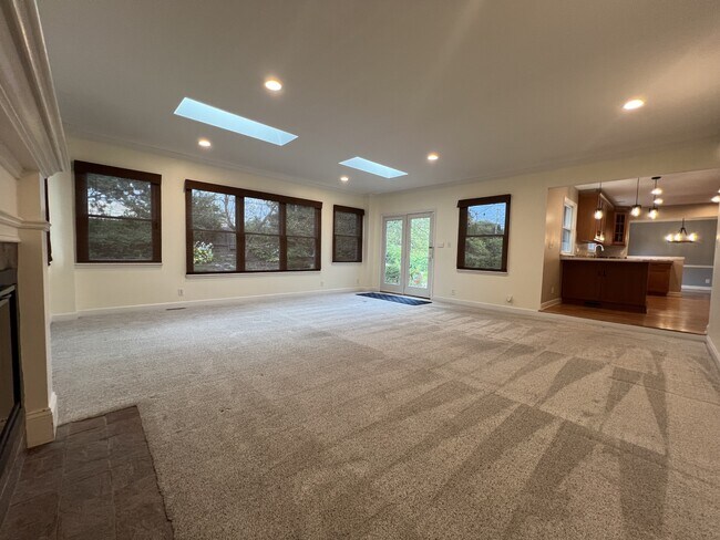 Building Photo - 2240 Delaware Dr