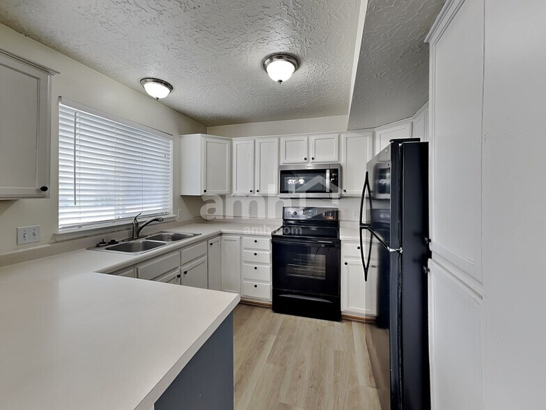 Building Photo - 817 Country Club Dr