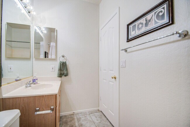 Building Photo - 3216 E Muirwood Dr