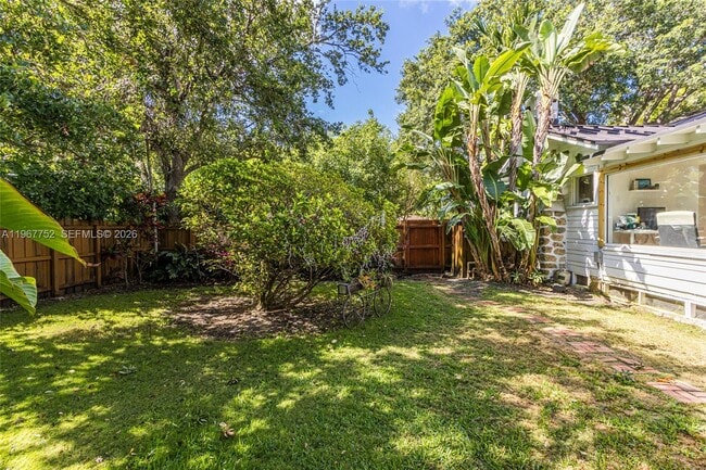 Building Photo - 655 NE 120th St