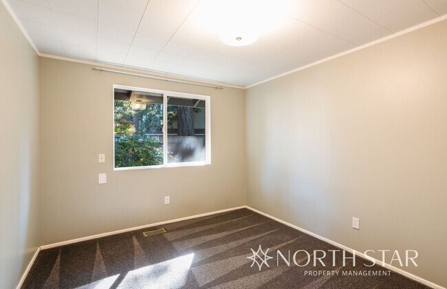 Building Photo - Charming One Level Home In The Four Season...