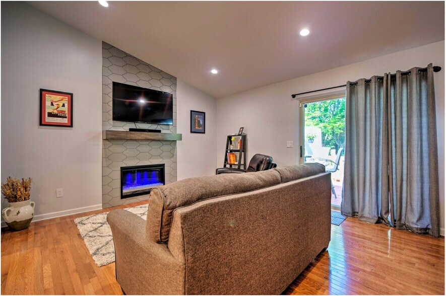 Building Photo - 1385 Northbrook Dr