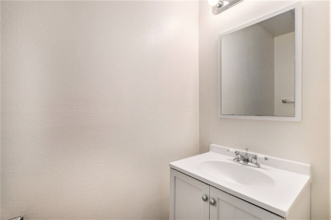 Building Photo - Freshly Painted & Move-In Ready! 2 bedroom...