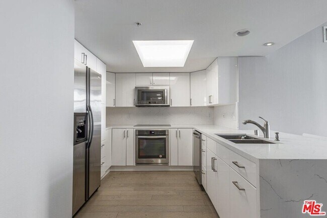 Building Photo - 13700 Marina Pointe Dr