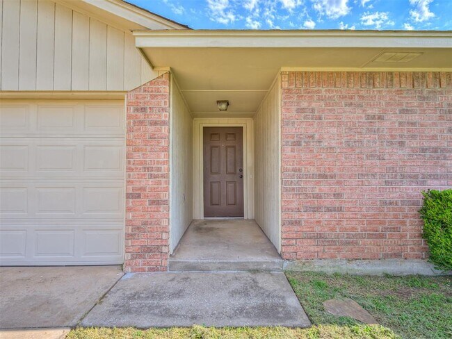 Primary Photo - 949 N Windermere Dr
