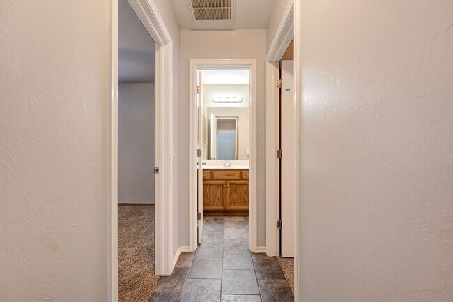 Building Photo - Gorgeous 3 bedroom 2 Bath Home in the Heart of Edmond