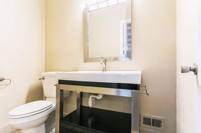 Building Photo - Luxury Midtown Private Retreat!