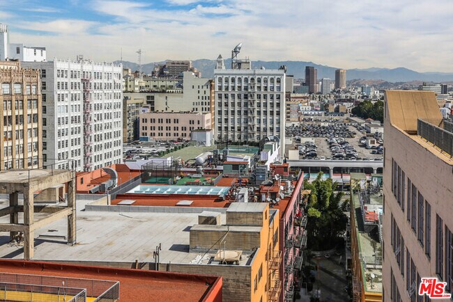 Building Photo - 746 S Los Angeles St