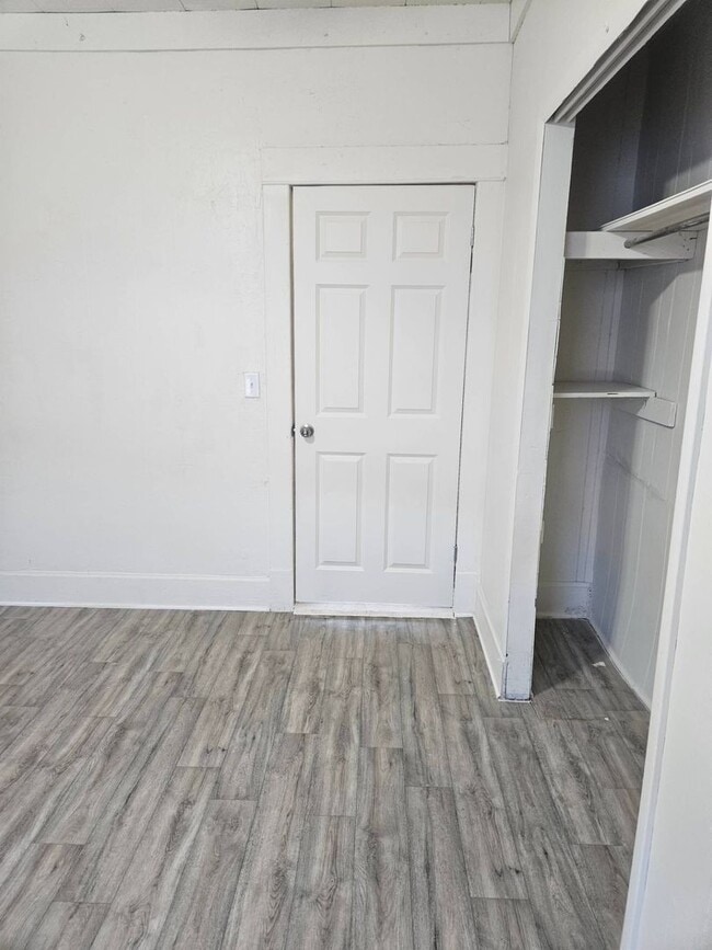 Building Photo - WOW! Look at this property ! You cant beat this price!