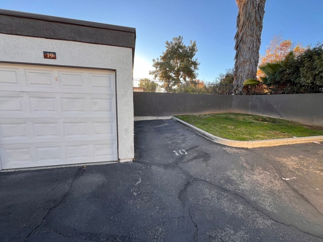 Building Photo - 16377 Lakeshore Dr