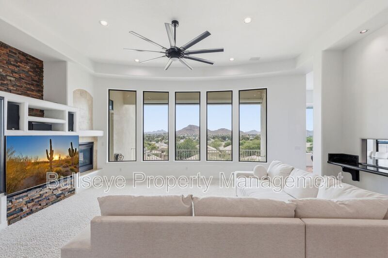 Building Photo - 1527 E Villa Maria Dr