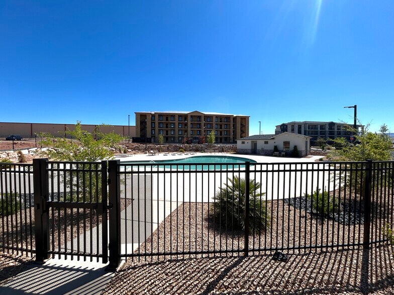 Building Photo - 128 N Lone Rock Dr