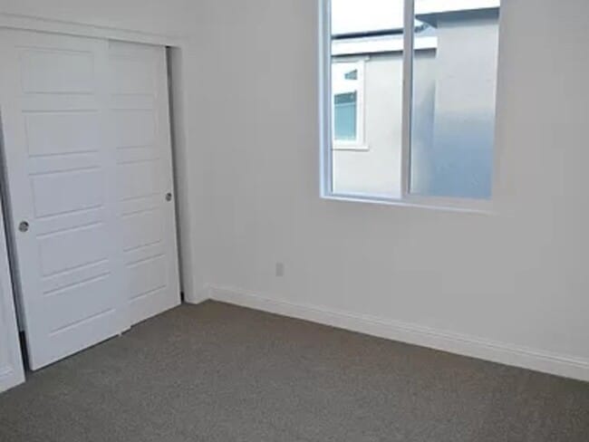 Building Photo - 2402 Urdaneta Way