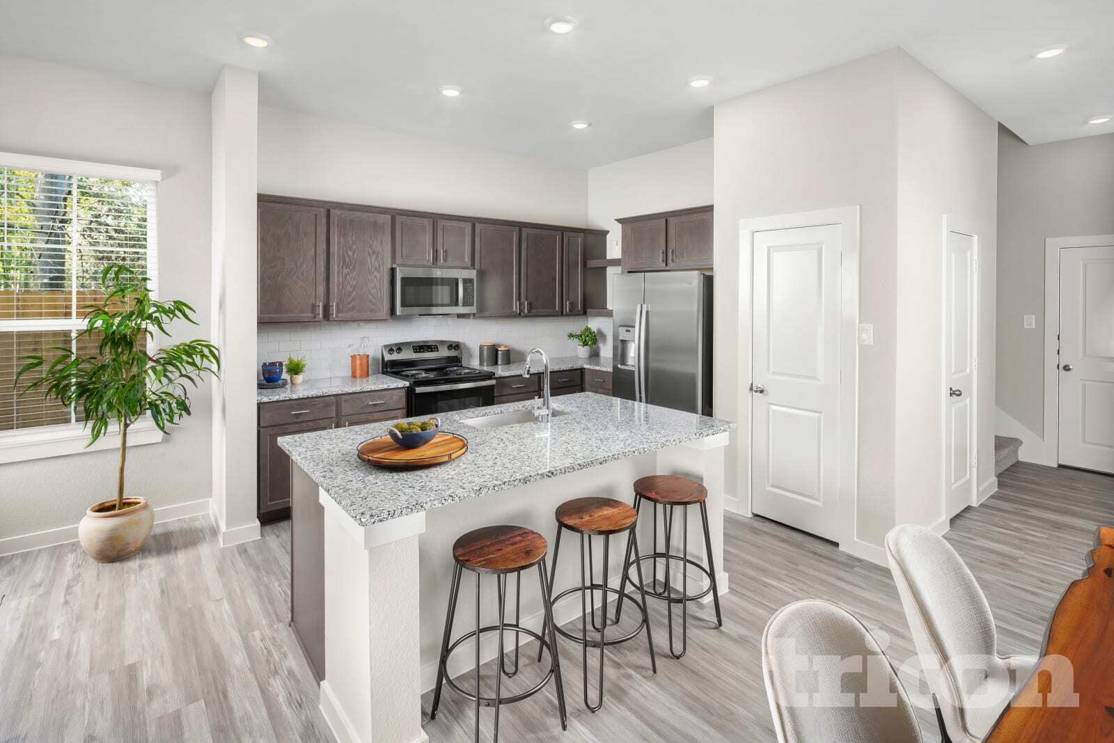 Building Photo - 9835 Willow Creek Commerce Dr