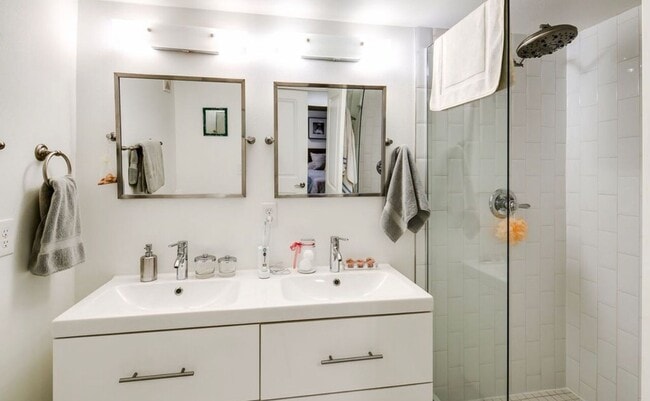 Building Photo - LOHI DUPLEX AVAILABLE IN JUNE