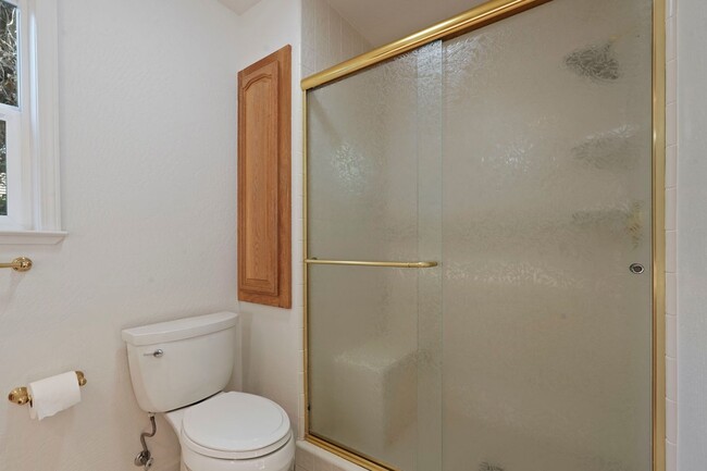 Building Photo - Beautiful 4 Bed/2 Bath Home Available Now!