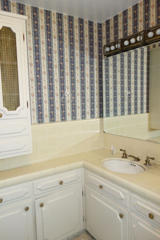 Building Photo - ? Charming Country Home Available November! ?