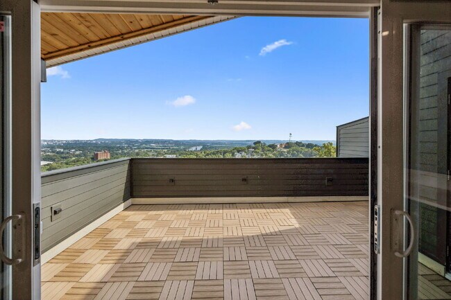 Building Photo - "Spacious 4-Bed, 4-Bath Gem in Nashville -...