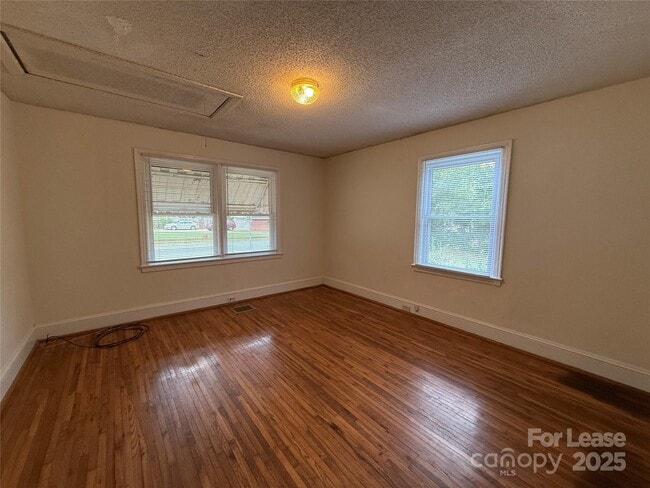 Building Photo - 730 E Iredell Ave