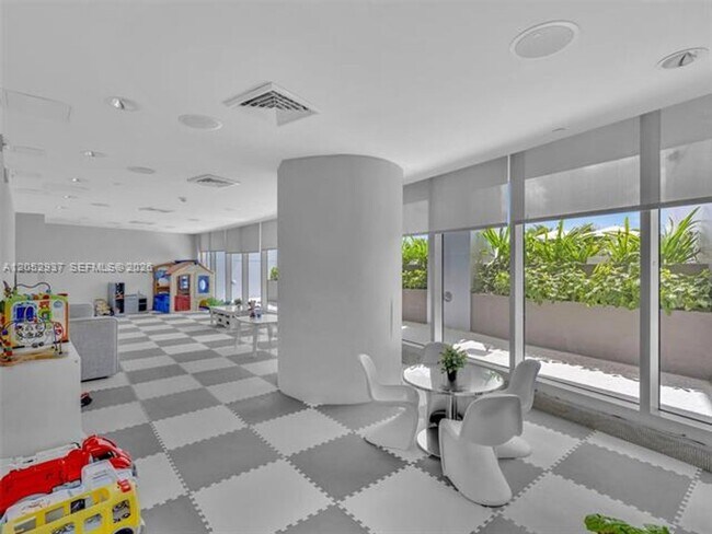 Building Photo - 17001 Collins Ave