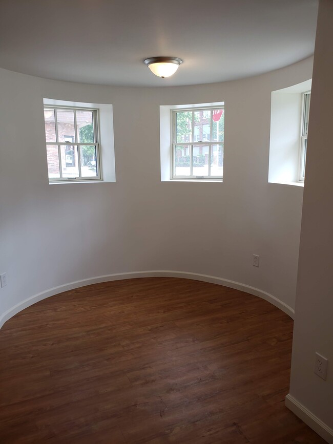 Living room with four windows. - 2 Judson St