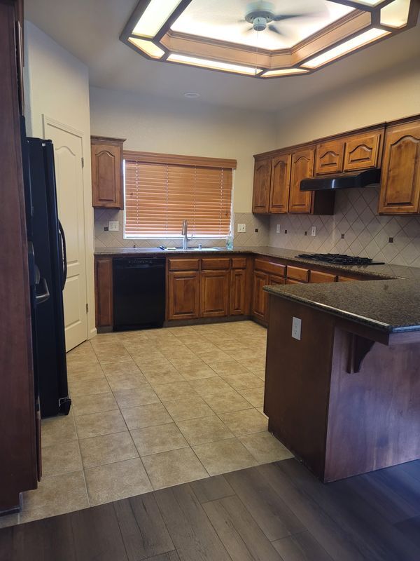 Building Photo - 543 Powers Ave