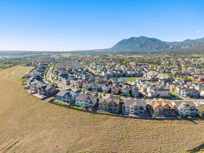 Building Photo - Modern 4 Bedroom, 2 Bathroom Westside Home with Balcony Views of Garden of the Gods!