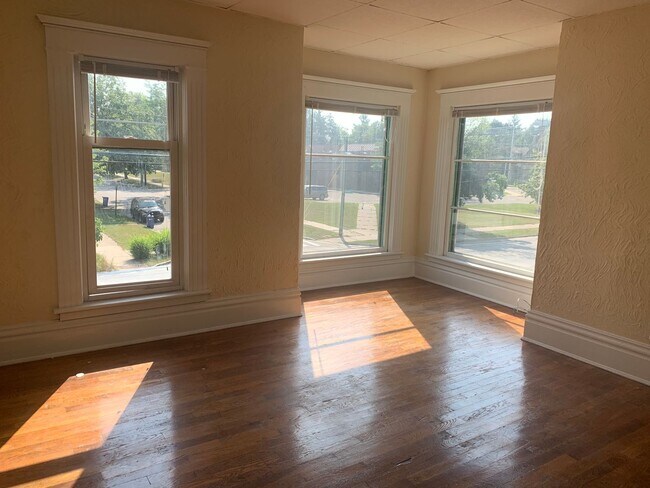 Building Photo - Large 4 Bedroom home!