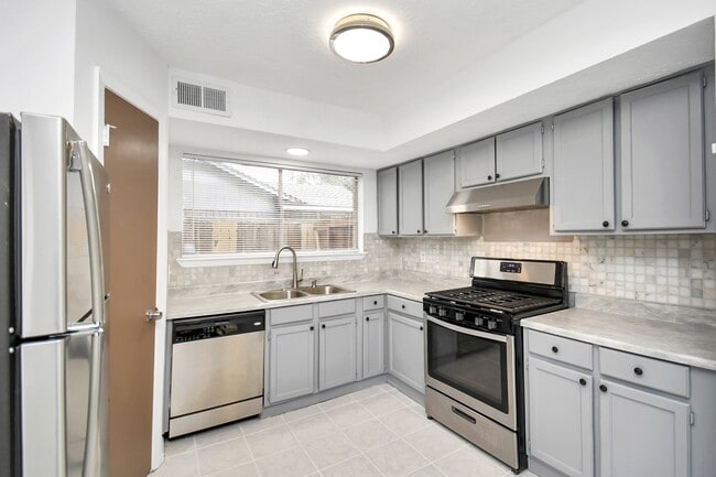 Building Photo - 1111 W Brompton Dr