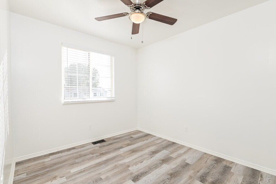 Building Photo - 2563 200 E