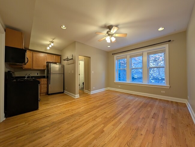 Building Photo - 6812 N Wayne Ave