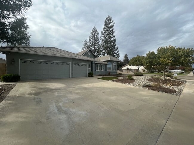 Building Photo - 4 Bedroom 2 Bathroom in SE Visalia with Po...