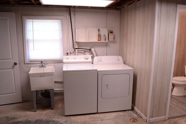 Building Photo - 279 Poe Dr