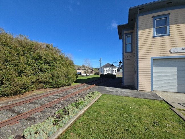 Building Photo - Distinctive Alton home offers charming living opportunity!